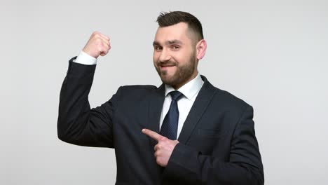 hombre mostrando bíceps, músculos puntiagudos, orgulloso de su fuerza.