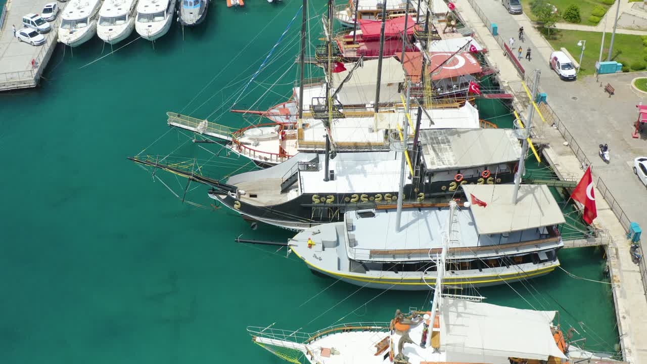 marina de antalya con el castillo de antalia
