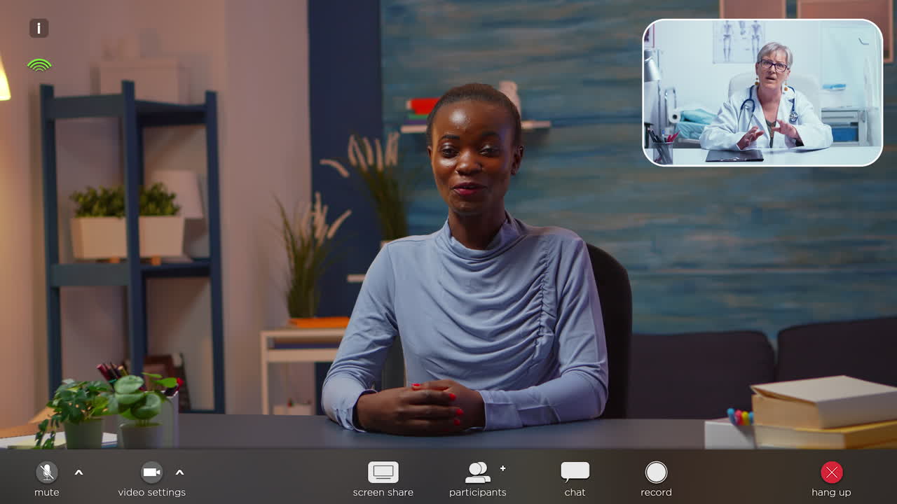 una familia africana tiene una conferencia telefónica con el médico sobre el tratamiento