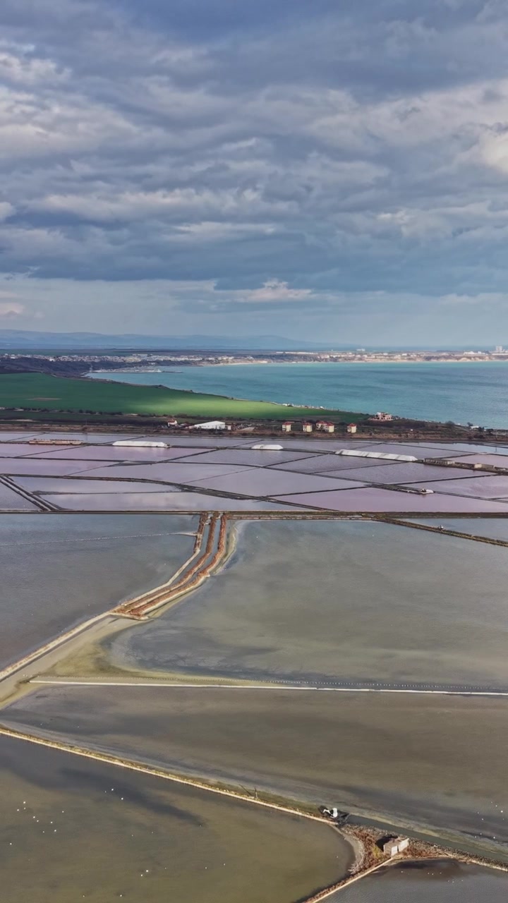 Operazione di estrazione del sale vicino alla costa con vaste distese saline visibili