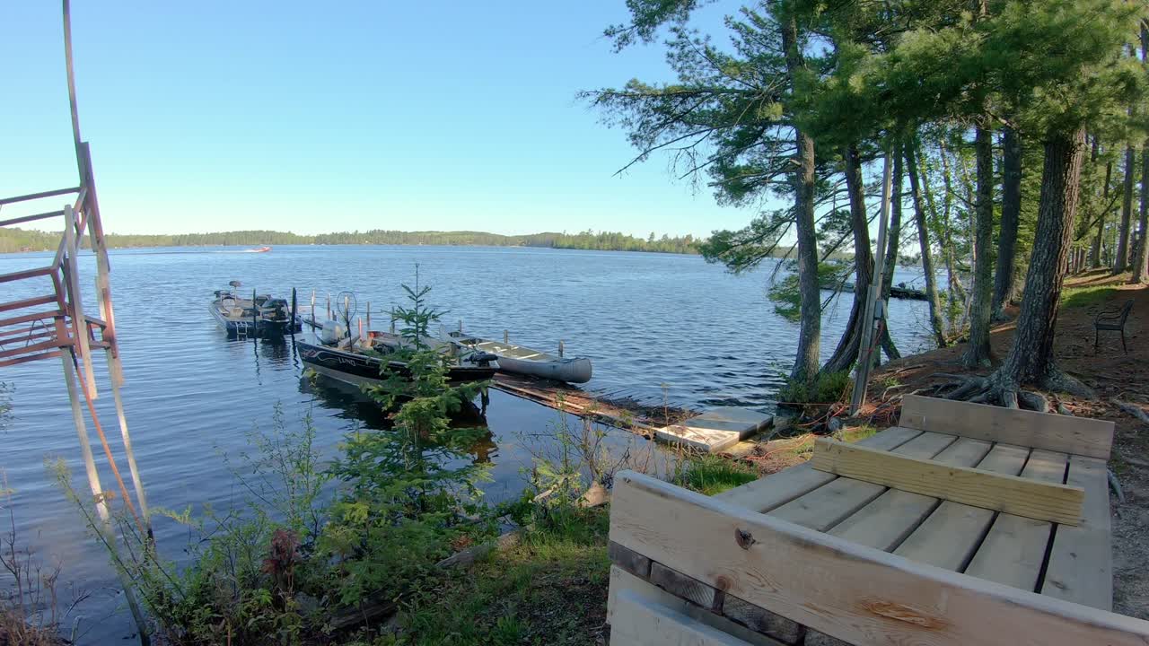두 개의 시 보트가 인 도크 섹션이 육지에 앉아 호수 수준이 떨어지는 것을 기다리고 있습니다.