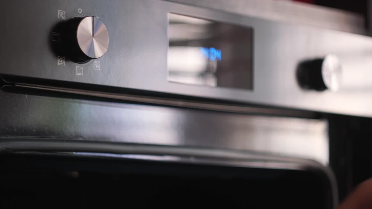 현대적인 검은 전기 오븐 제어 패널