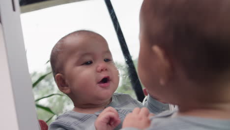 Süßes-Baby,-Das-Sein-Eigenes-Spiegelbild-Sieht-Und-Sich-Im-Spiegel-Küsst