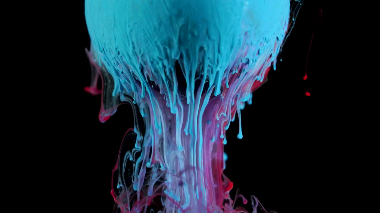 la pintura de tinta multicolor fluye lentamente de la pelota