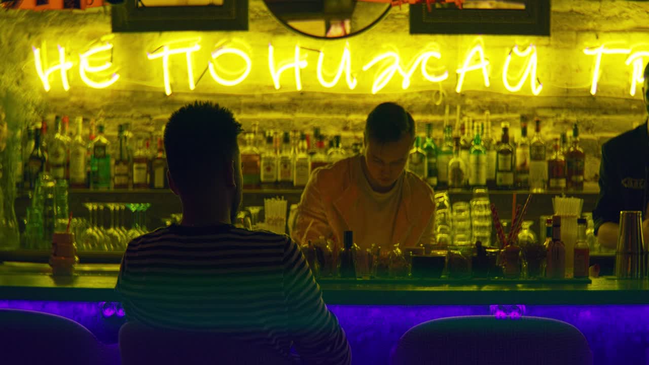 야간 술집 장면