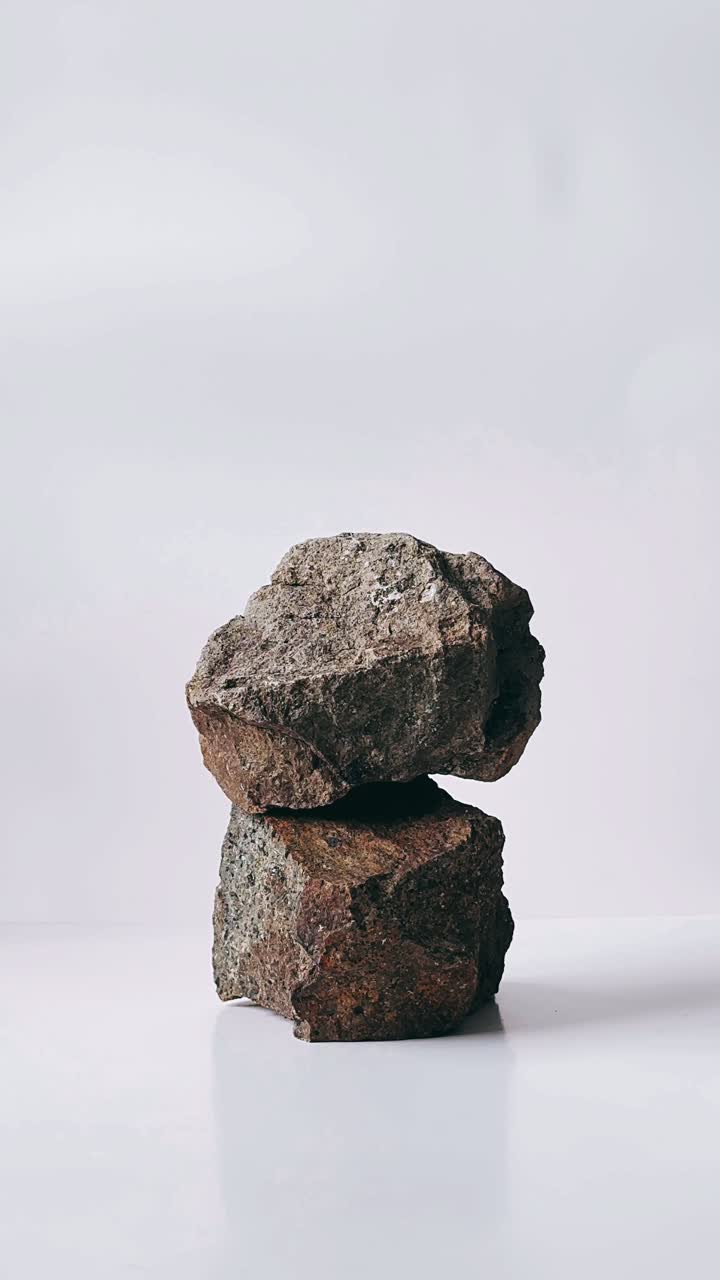 una pila de rocas sobre un fondo blanco