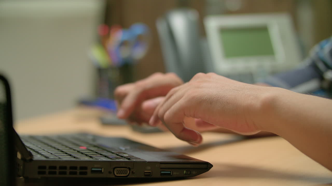 toma lateral de un hombre escribiendo en su computadora portátil y cerrándola mientras termina