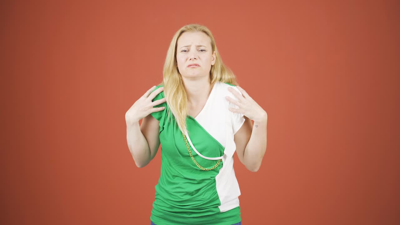 어깨 통증이 있는 여자.