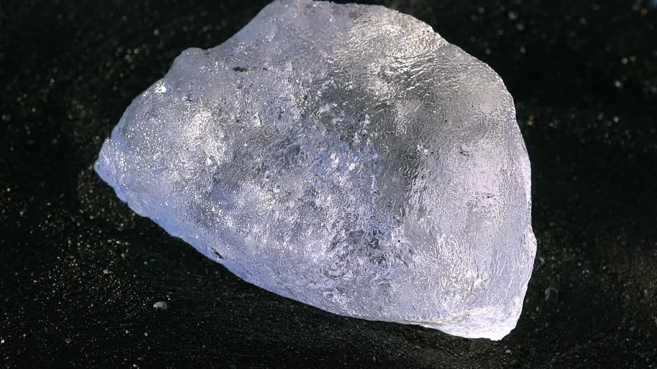 айсберги сидят на черном песке алмазного пляжа джокулсарлон в арктическом ледовитом океане, отполированные и сверкающие, как драгоценные камни 4