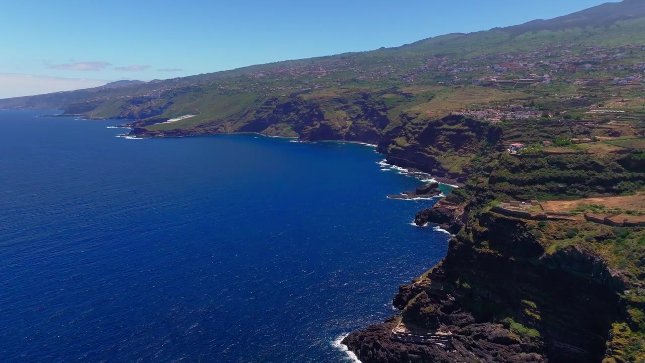 Vista aerea di una costa frastagliata e dell'oceano blu profondo lungo la costa settentrionale di Tenerife, Spagna
