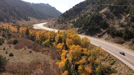 carretera de colorado de otoño por dron 4k