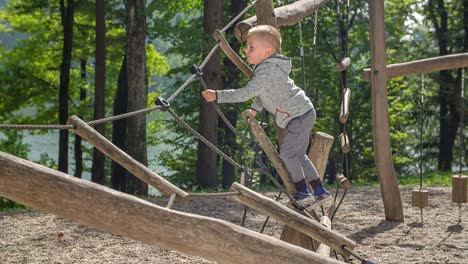 Kleiner-Junge-Spielt-Auf-Dem-Spielplatz-Im-Wald