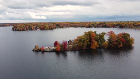 Una-Pequeña-Isla-Aislada-En-Medio-De-Un-Lago-Con-Pequeñas-Casas-Y-Un-Asta-De-Bandera