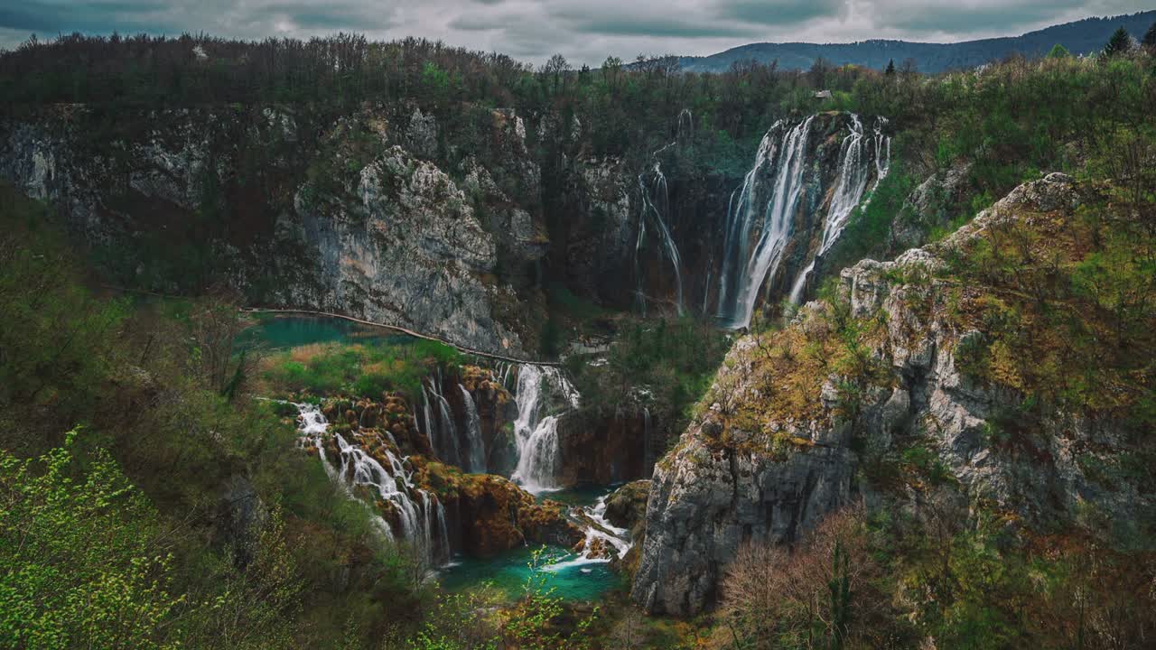 la majestuosa cascada en el parque nacional de los lagos de plitvice en croacia con su excepcional belleza natural. cinemagraph ciclo de video natural sin problemas de las famosas vacaciones turísticas y lugar de filmación del escritor karl may western winnetou películas.