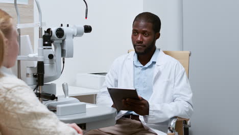 ophthalmologist in the clinic