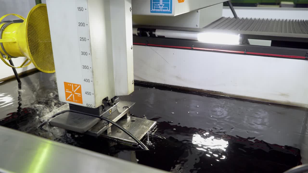 máquina cnc con parte metálica en el tanque de inmersión química