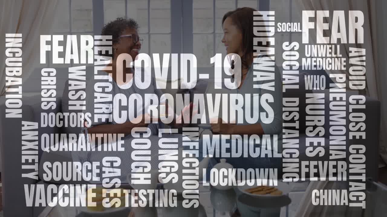 Animazione del testo "coronavirus" su un'infermiera con una paziente anziana che prende il tè a casa