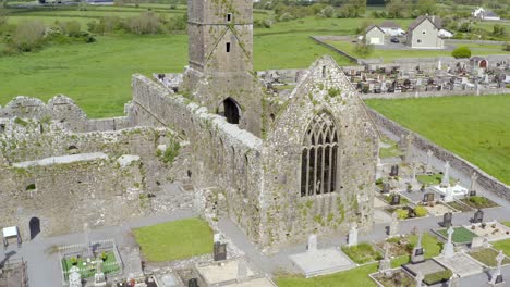 Cementerio-Del-Convento-De-Claregalway-En-Terrenos-Del-Monasterio-En-Un-Día-Soleado,-Panorámica-Aérea