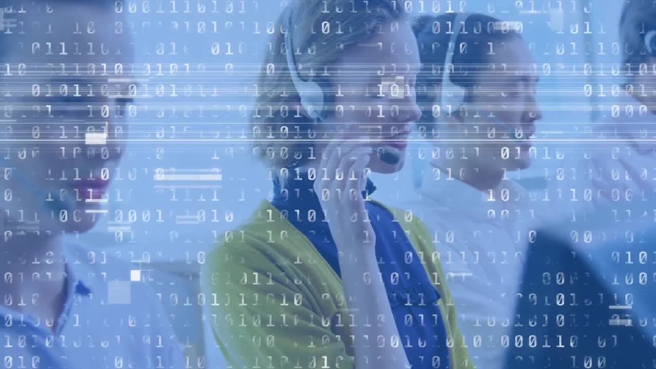 анимация обработки данных двоичного кодирования над различными деловыми людьми, использующими телефонные наушники