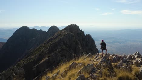 Un-Dron-Disparó-Pasando-A-Un-Hombre-En-La-Cima-De-Las-Montañas-De-Los-Cuatro-Picos,-La-Soleada-Arizona