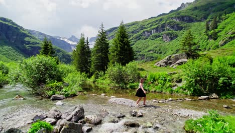 Kaukasische-Frau-Tanzt-Im-Alpenbach,-Grüne-Sommerszene