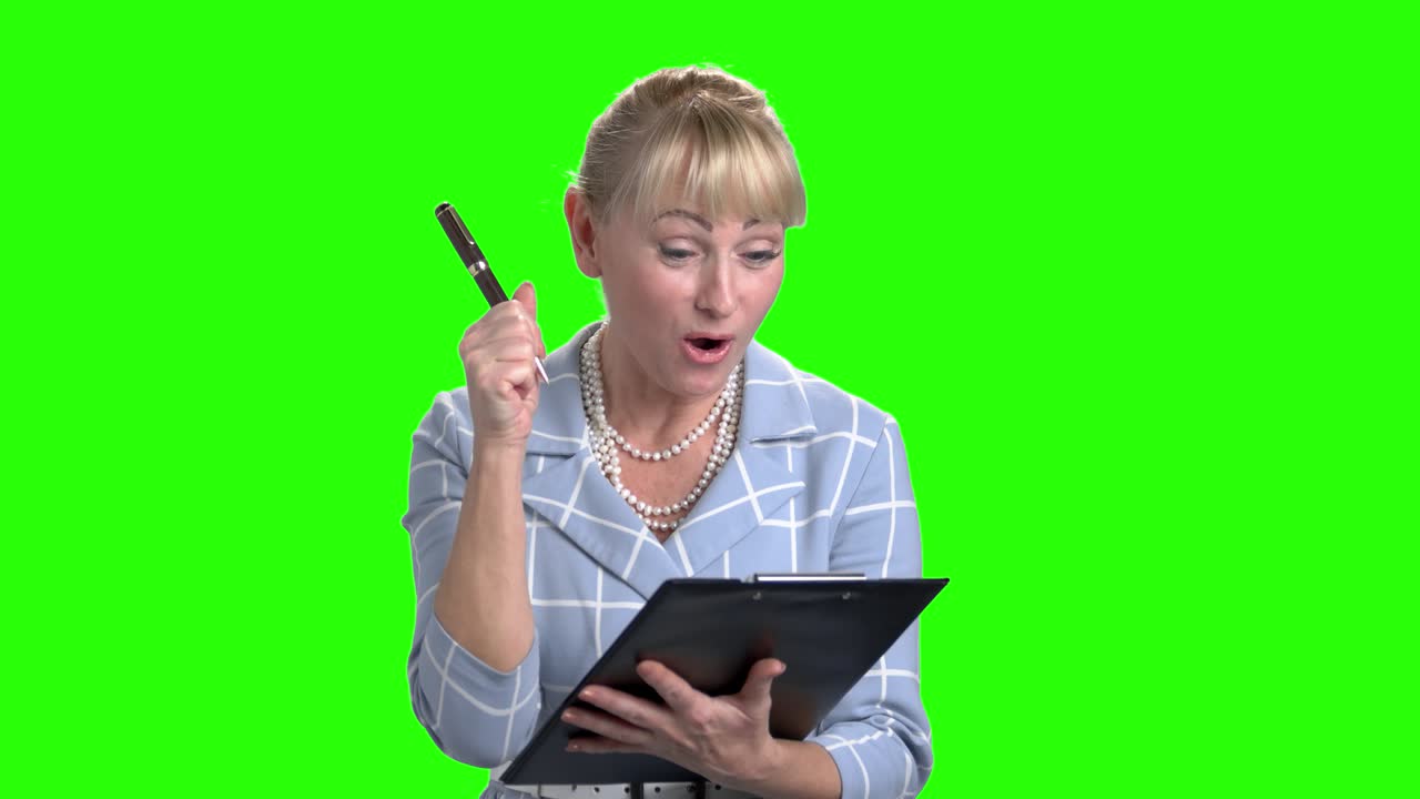 mujer con clipboard en el fondo de la llave de croma.