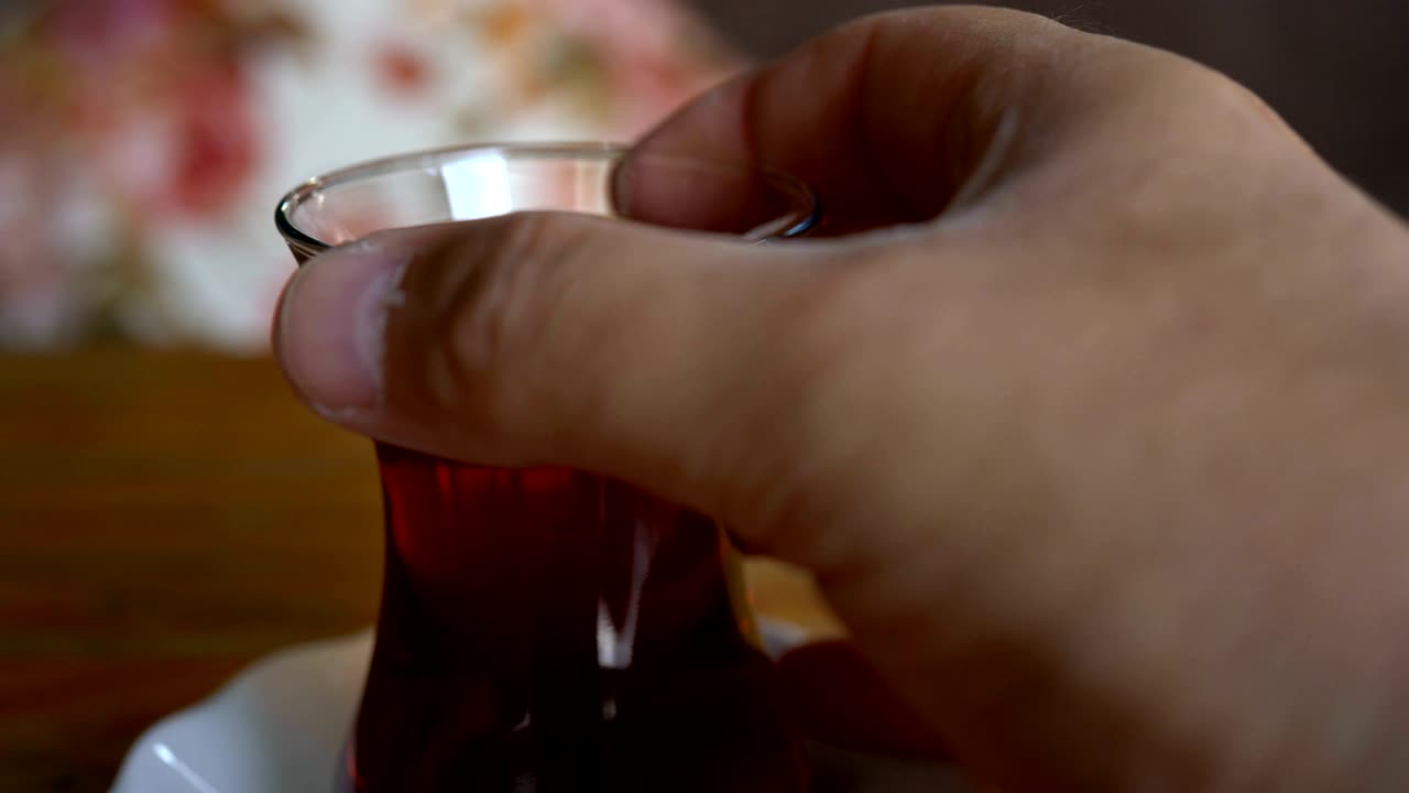 전통적인 터키 차 한 잔을 고 있습니다.