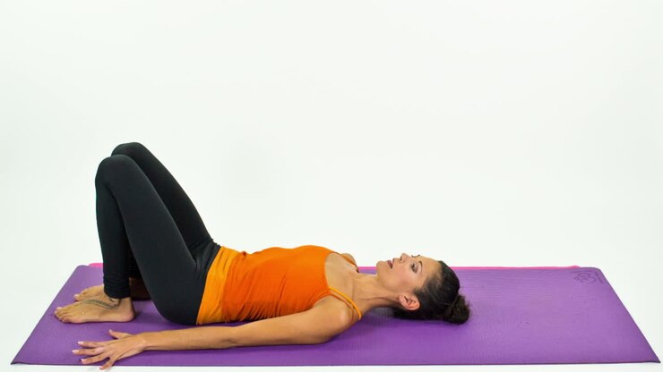 Donna che pratica yoga Studio 56