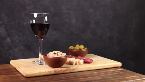 variedad de queso y vino chileno