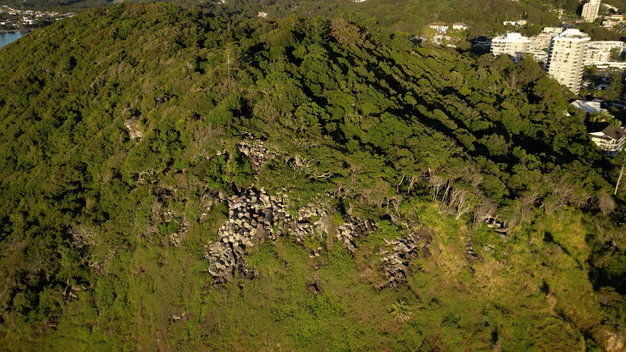 오스트레일리아 골드 코스트 의 버리 헤드 위 에 있는 바위 들 의 가까운 모습