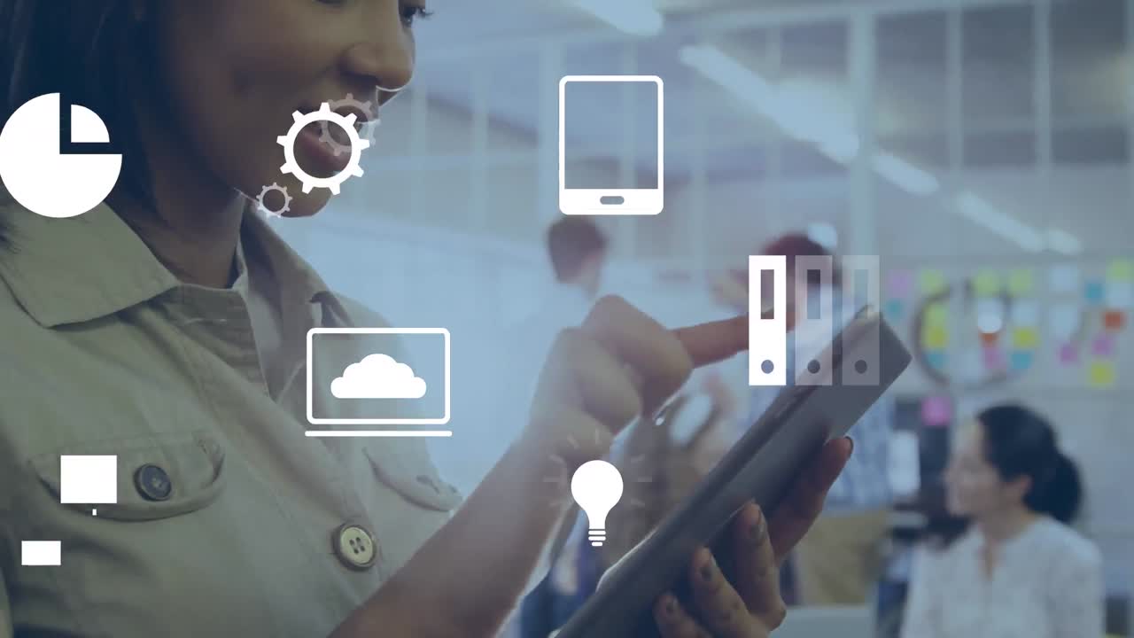 animación de iconos digitales sobre una mujer de negocios afroamericana usando una tableta digital en la oficina.