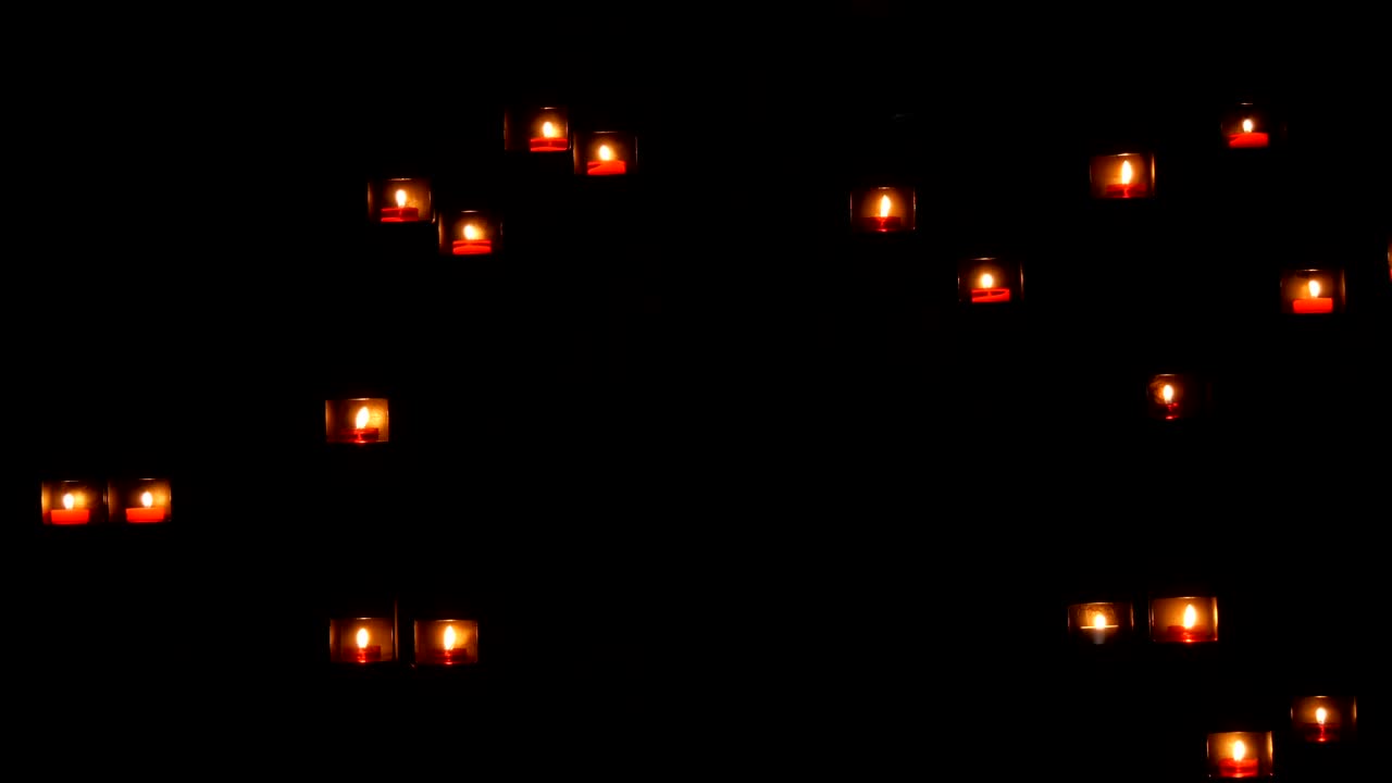 velas de oración en un nicho especial