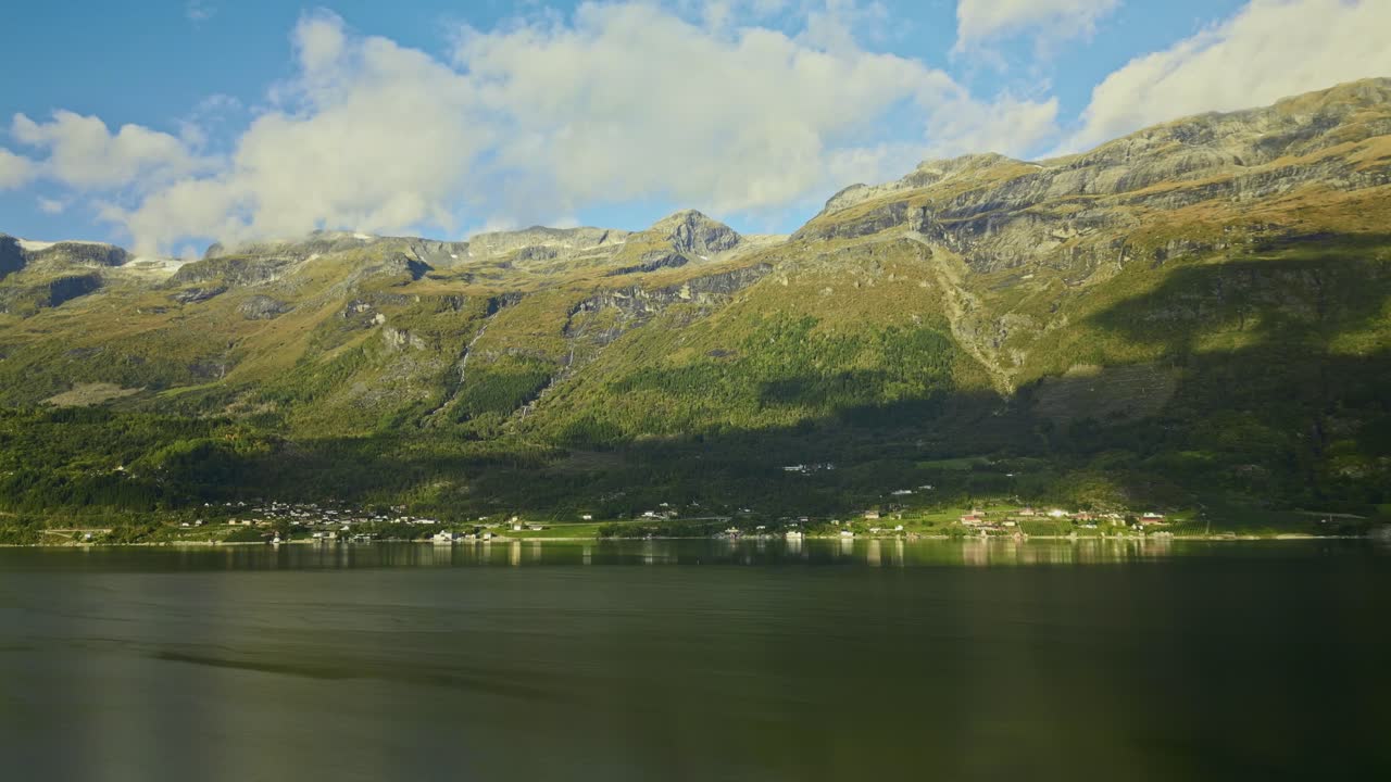 el dron vuela cerca de los fiordos de noruega con una vista de las montañas en buen tiempo