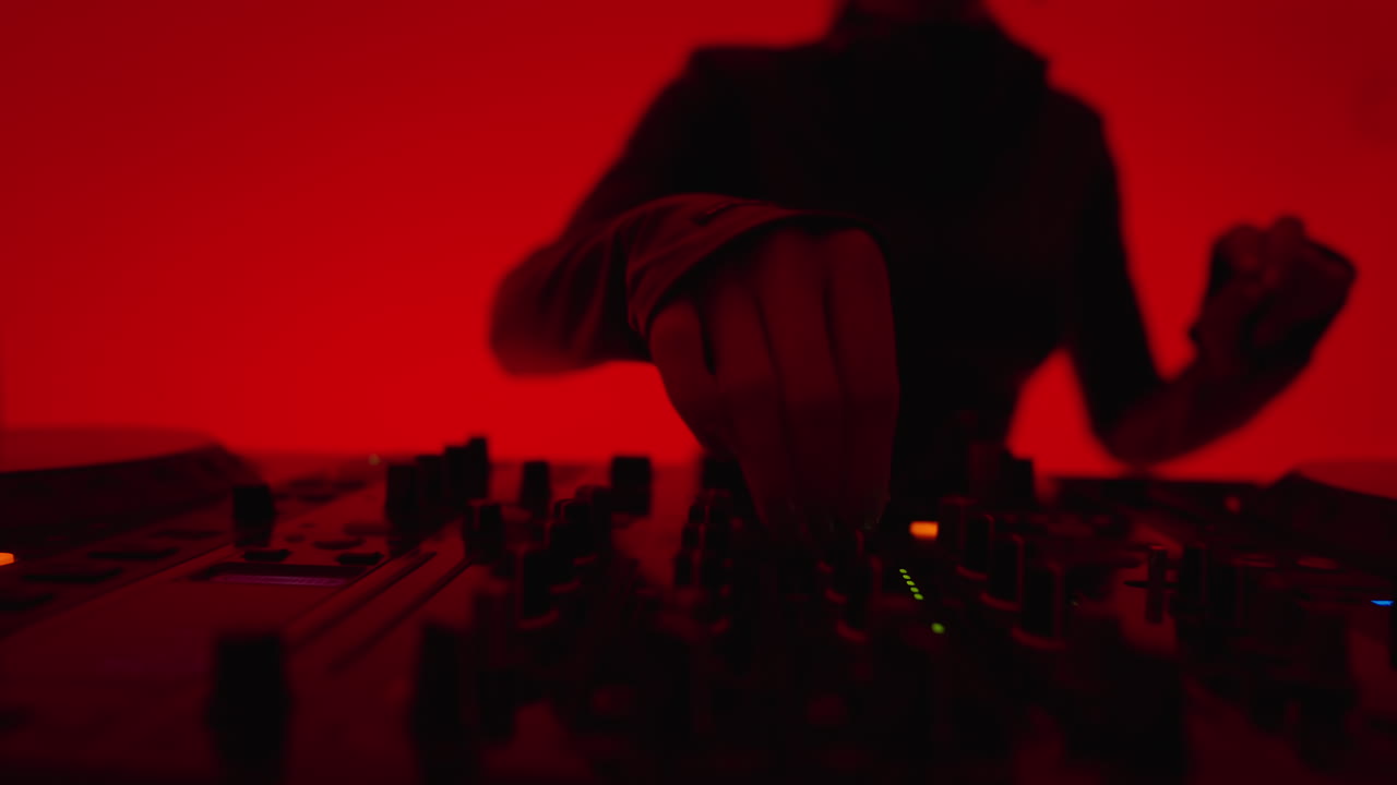 dj femenina mezclando música en un club