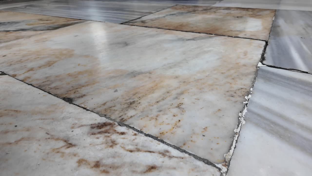Primer plano de baldosas de mármol desgastadas