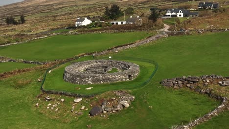 Loher-Ringfort,-Kerry,-Irland,-März-2022