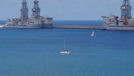 Sailboats-entering-a-ship-harbor-on-a-sunny-day