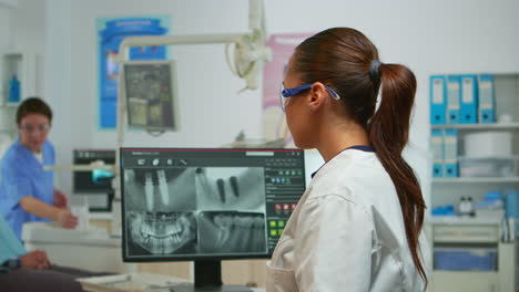 médico estomatólogo sonriendo a la cámara en el consultorio dental