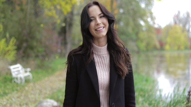 Mujer sonriente en parque rural