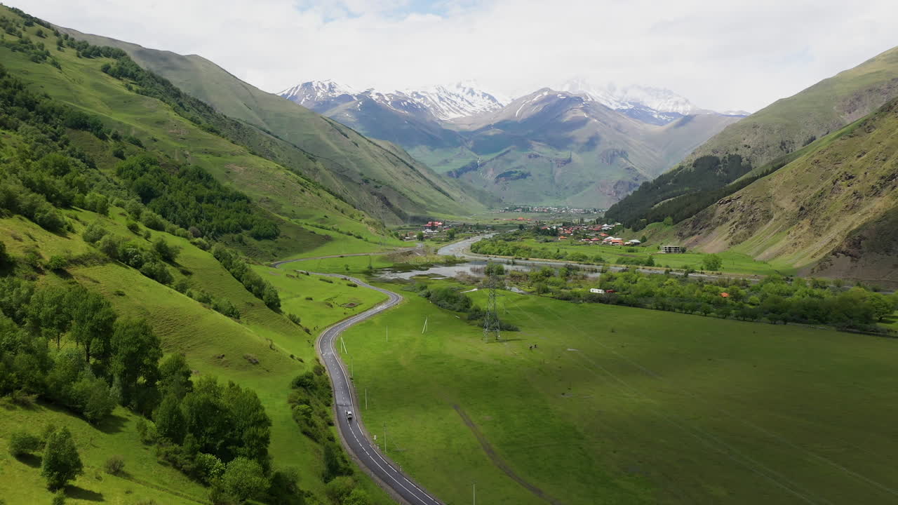 tiro de drone ascendente de una carretera en las montañas del cáucaso que conduce a juta georgia