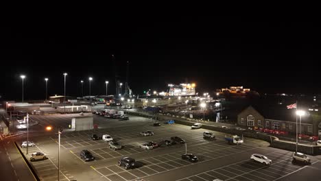 North-Beach-St.-Peter-Port-Guernsey-Mit-Fähre-Im-Hafen-Bei-Nacht-Angedockt