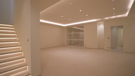 mooi kamerinterieur met de lichten aan in een onroerend goed villa