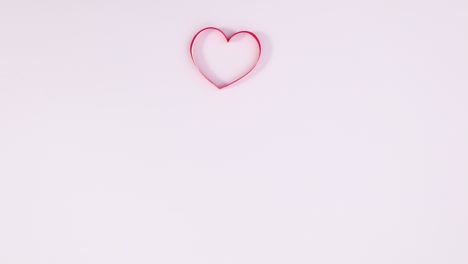 corazón pasando en el tema blanco. detener el movimiento