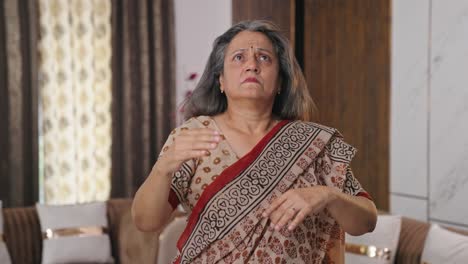 una mujer india molesta volando un mosquito