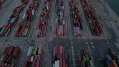 luftaufnahme des stapels von frachtcontainern in der abenddämmerung, abend 4k