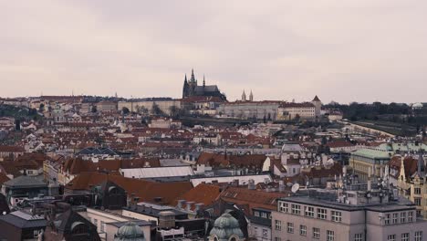 über-Den-Dächern-Der-Stadt-Prag-Mit-Blick-Auf-Die-Prager-Burg,-Vogelperspektive,-Neigungsaufnahme,-Altstadt,-Blick-Von-Der-Astronomischen-Uhr-Prag