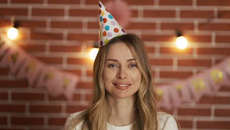 retrato de una mujer de cumpleaños con una gorra en la cabeza