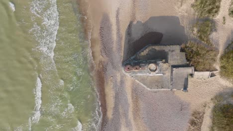 Blick-Von-Oben-Auf-Einen-Verlassenen-Pfeilspitzenförmigen-Bunker-Aus-Dem-2.-Weltkrieg-Am-Ostseestrand