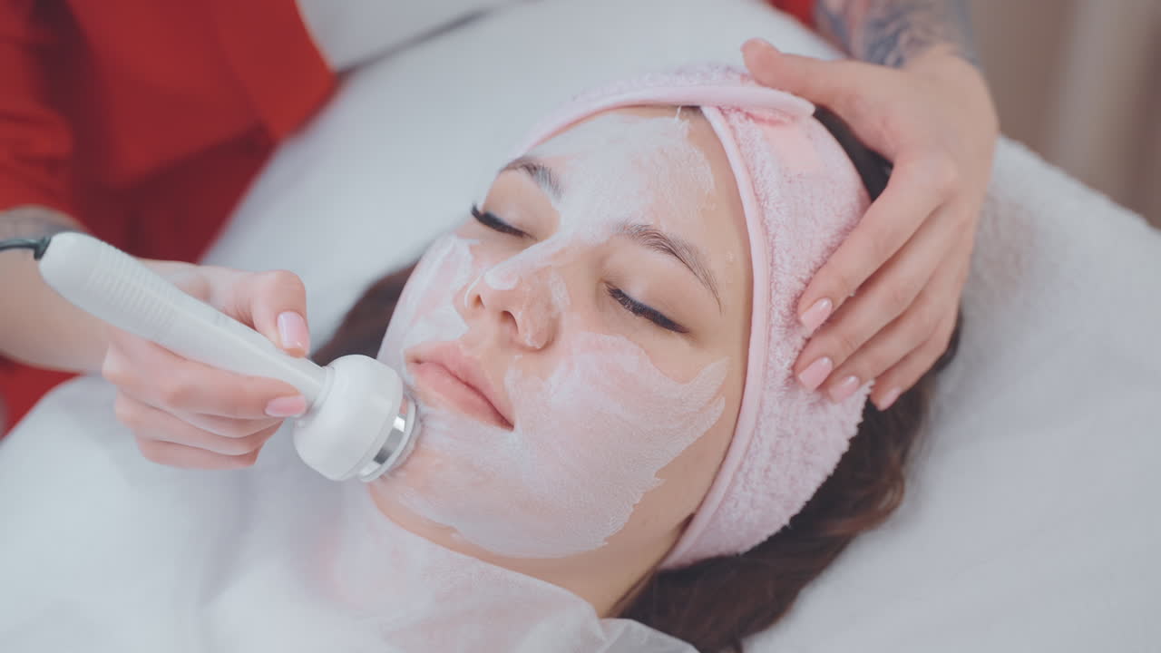 얼굴 치료를 받는 여성