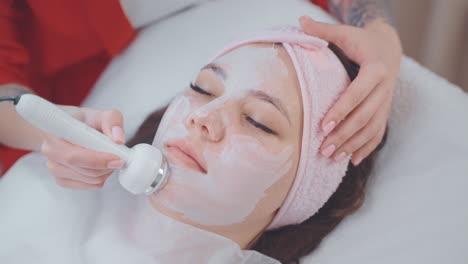 mujer que recibe tratamiento facial